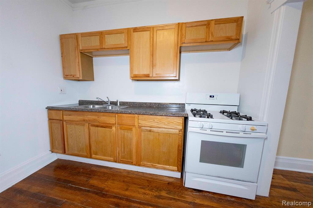 14536 E JEFFERSON Avenue, Detroit, MI 48215 — Photo 13