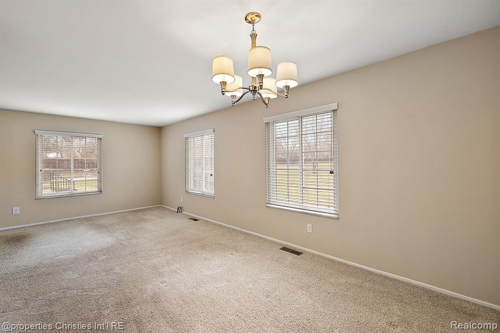 636 E FOX HILLS Drive, Bloomfield Hills, MI 48304 — Photo 17
