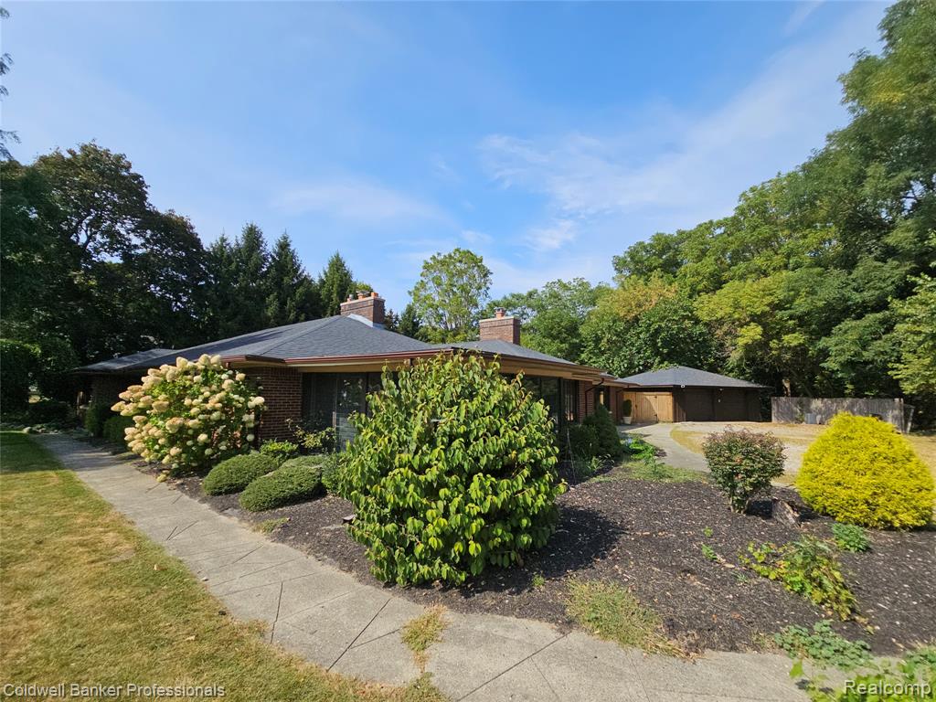 58540 Grand River Avenue, New Hudson, MI 48165 — front exterior