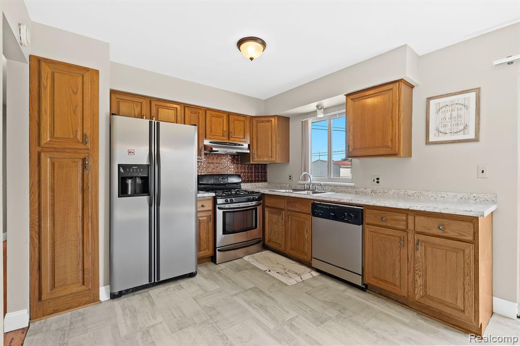 10563 N OAK Drive, Ferndale, MI 48220 — Photo 6