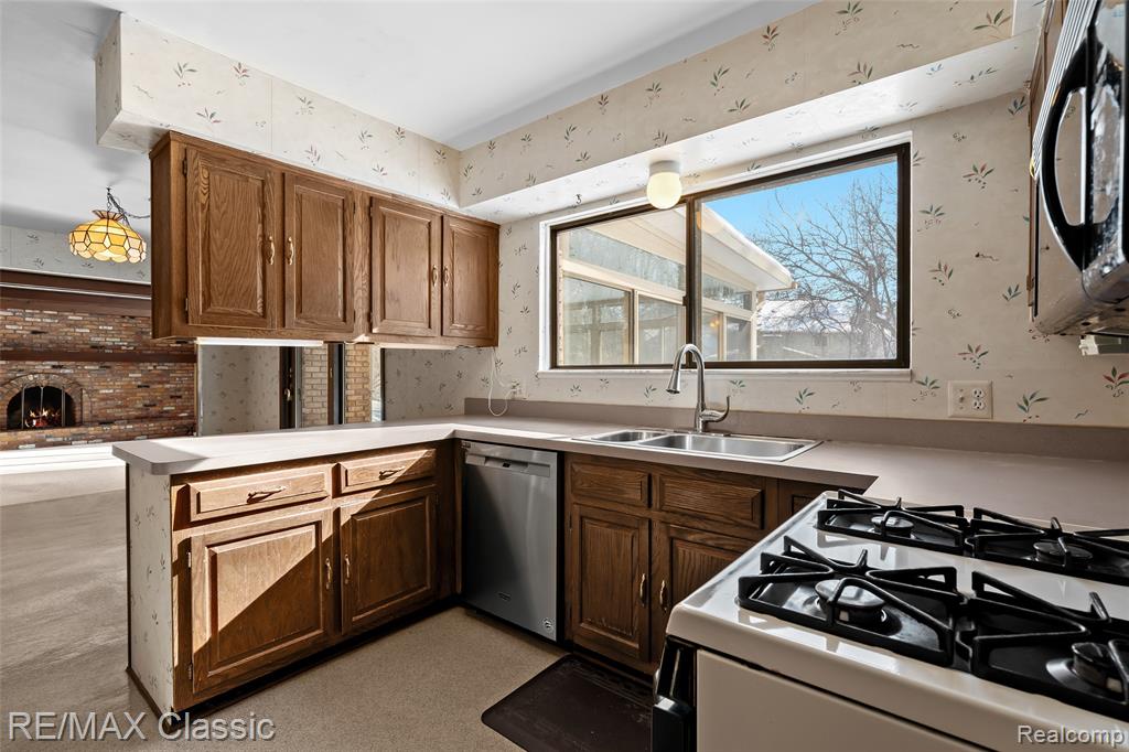 6313 Kiev Street, West Bloomfield, MI 48324 — Photo 14