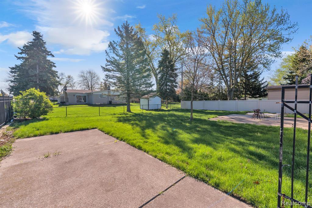9498 Bassett Street, Livonia, MI 48150 — Photo 37