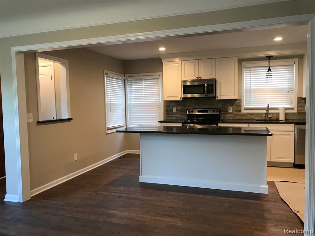 800 CAMBRIDGE Road, Berkley, MI 48072 — Photo 4