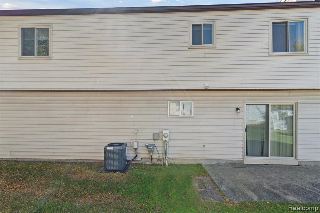 2897 ROUNDTREE Drive, Troy, MI 48083 — Photo 14