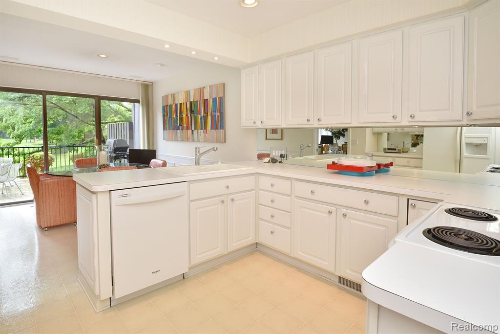 1943 PINE RIDGE Court, Bloomfield Hills, MI 48302 — Photo 12