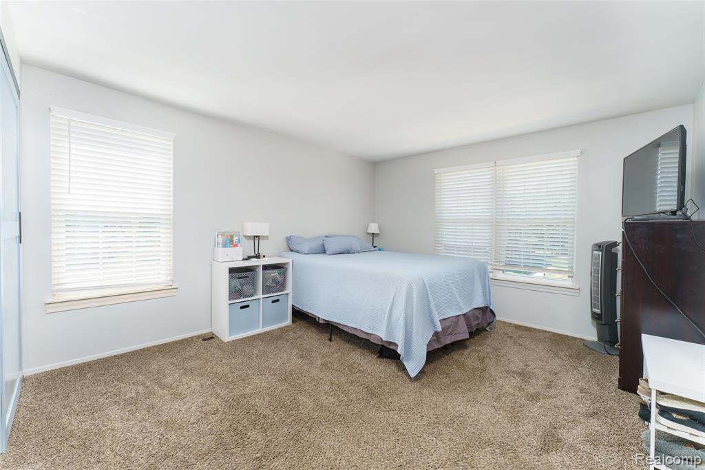28306 Coventry Court, Trenton, MI 48183 — Photo 11