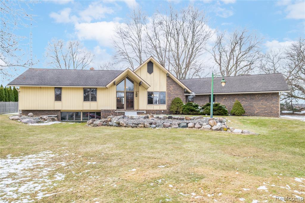 3155 Beech Tree Lane, Flushing, MI 48433 — front exterior