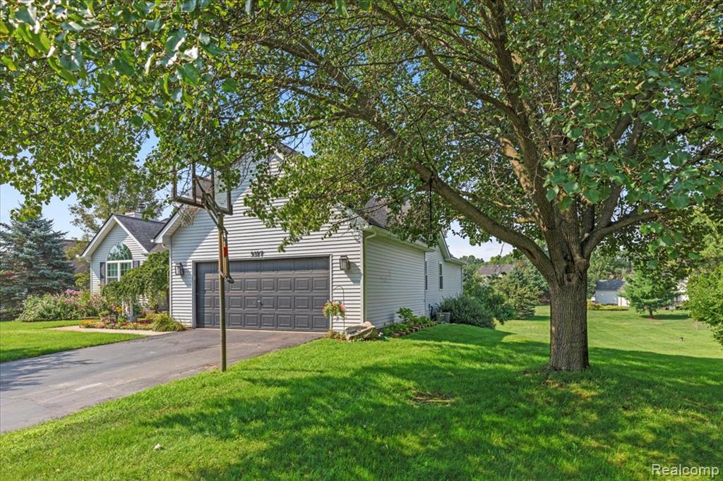 9327 Huron Park Drive, Brighton, MI 48116 — Photo 47