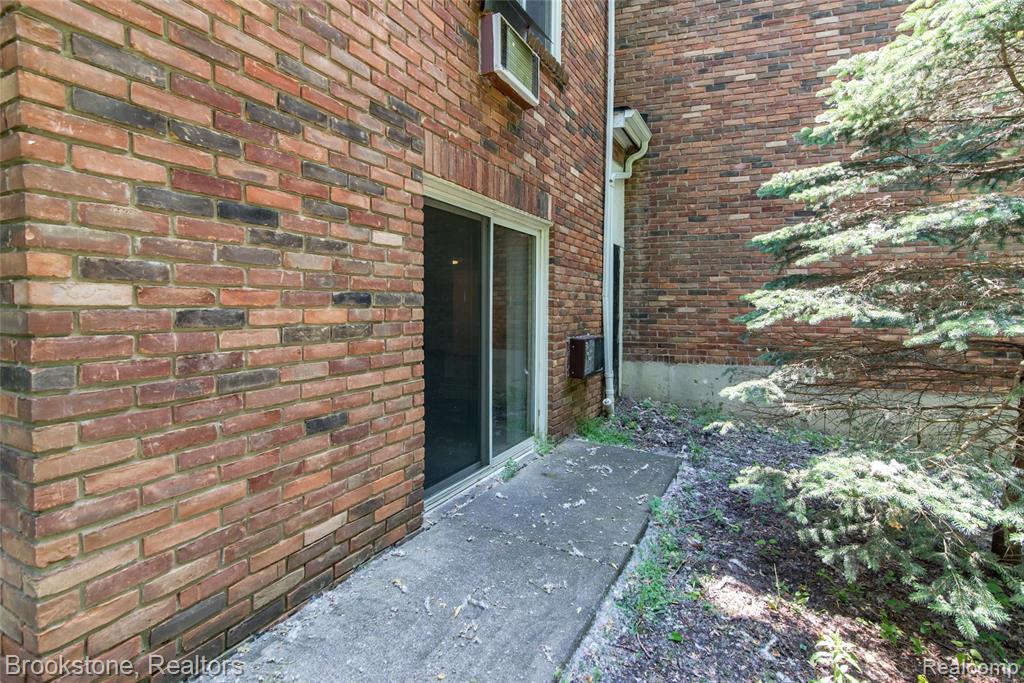 31831 Grand River Avenue, 49, Farmington, MI 48336 — Photo 16