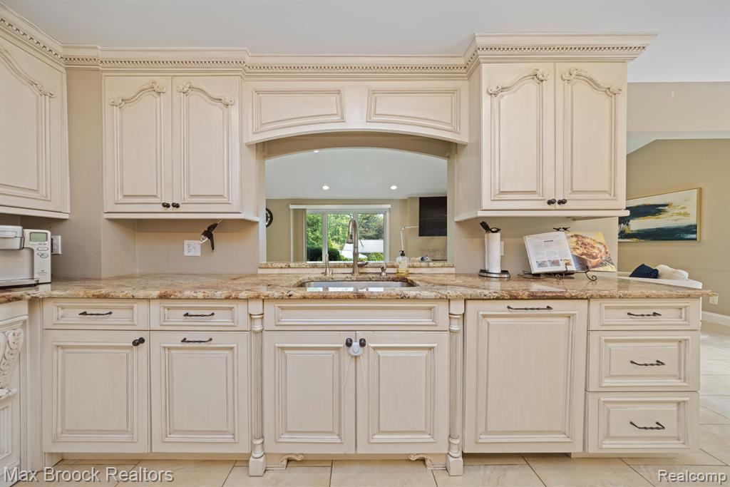 4619 MAURA Lane, West Bloomfield, MI 48323 — Photo 10