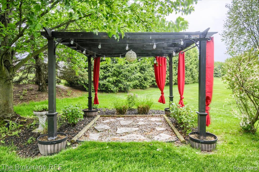 4449 Brighton Drive, Grand Blanc, MI 48439 — Photo 8