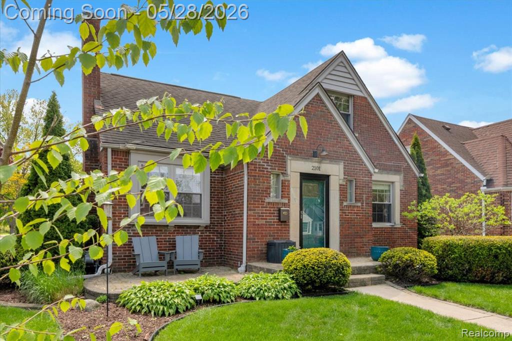 2101 Lochmoor Boulevard, Grosse Pointe Woods, MI 48236 — front exterior