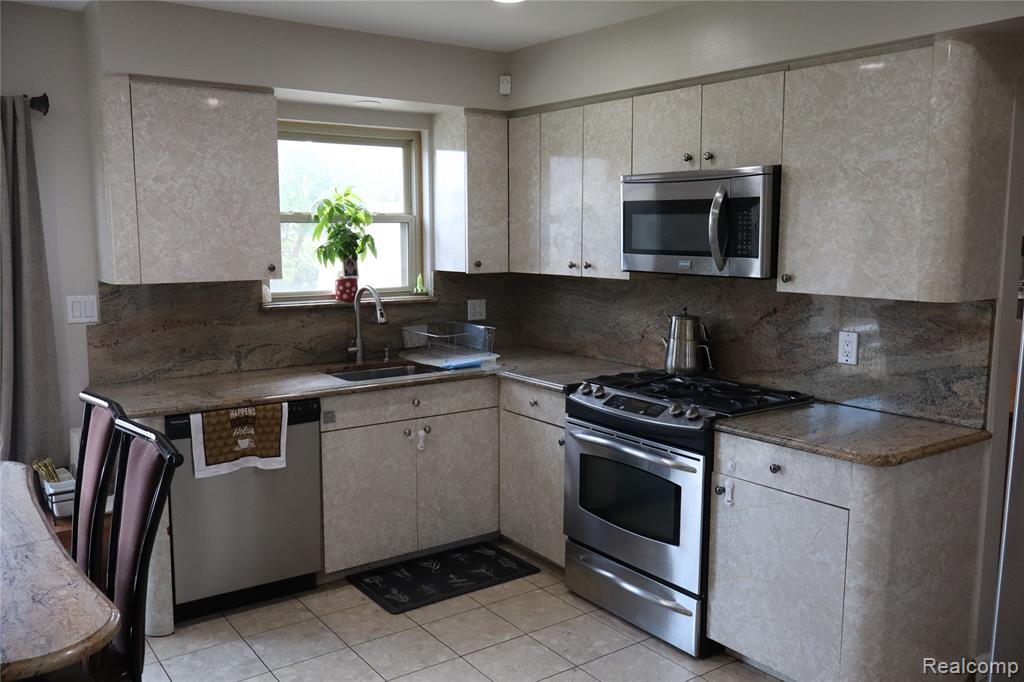 39552 Forbes Drive, Sterling Heights, MI 48310 — Photo 19