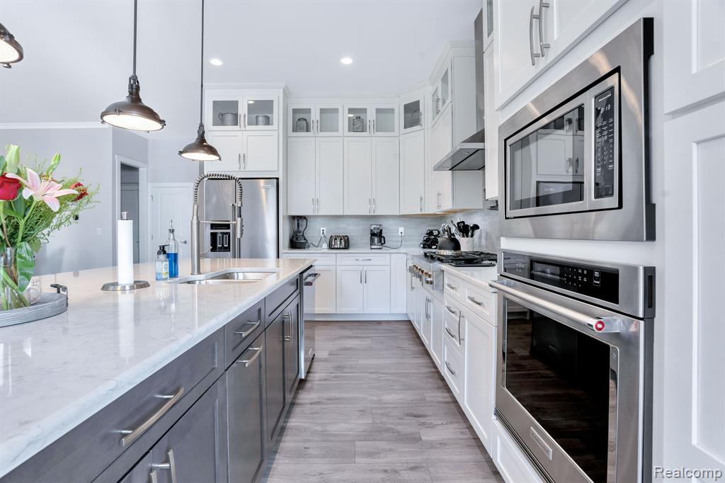 5557 HELMSDALE Boulevard, West Bloomfield, MI — Photo 9