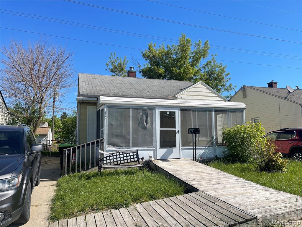 498 Montana Avenue, Pontiac, MI 48341 — front exterior