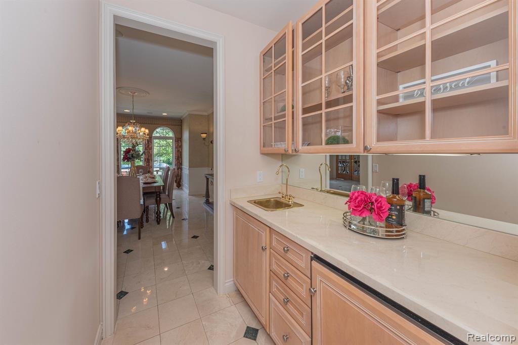 5003 HICKORY POINTE Drive, Orchard Lake Village, MI 48323 — Photo 17