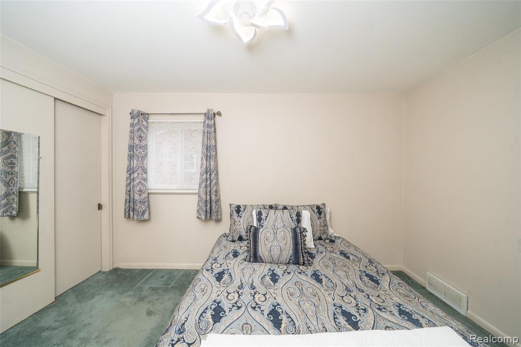 5247 Lyons Circle S, Warren, MI 48092 — Photo 38