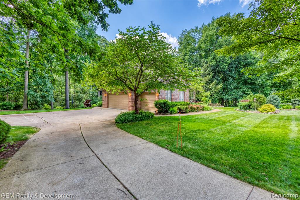 9054 Green Hickory Lane, Fenton, MI 48430 — Photo 55