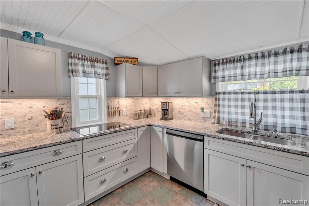 9055 CLINTON Street, Holly, MI 48442 — Photo 8