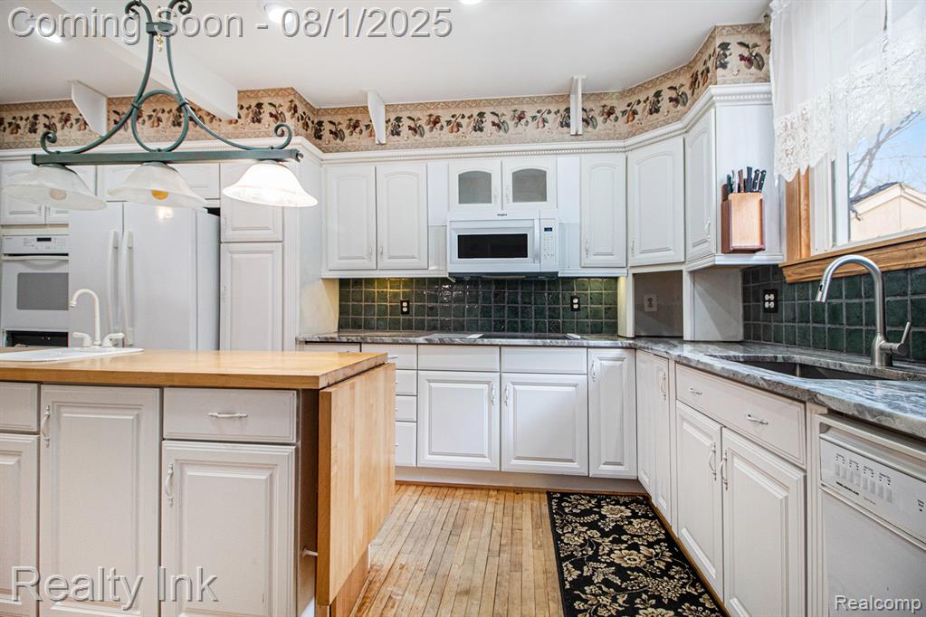 9820 BYROMAR Lane, Grosse Ile, MI 48138 — Photo 12