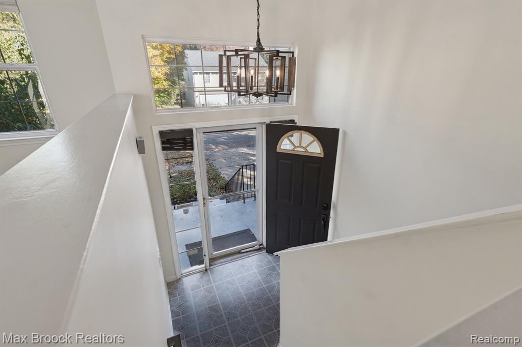 758 Huntclub Boulevard, Auburn Hills, MI 48326 — Photo 4