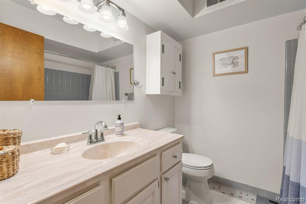 301 PINEWOOD Circle, Plymouth, MI 48170 — Photo 15