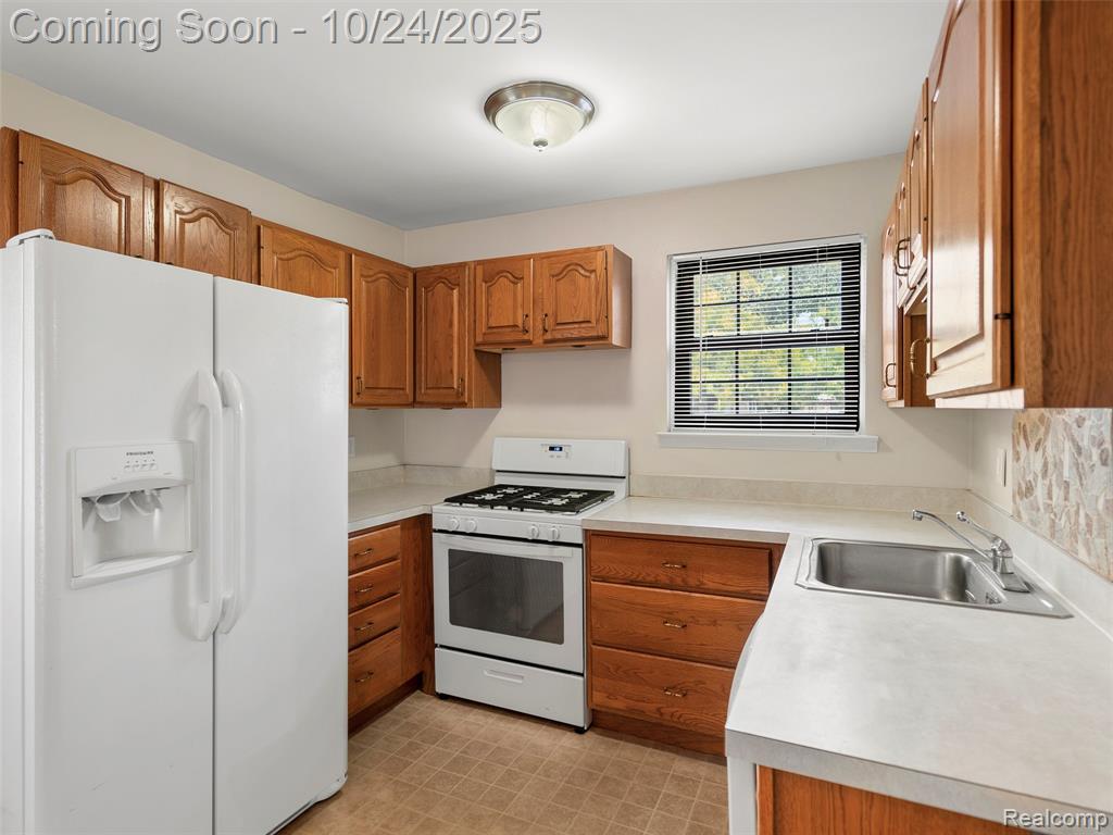 2844 Roundtree Drive, Troy, MI 48083 — Photo 14