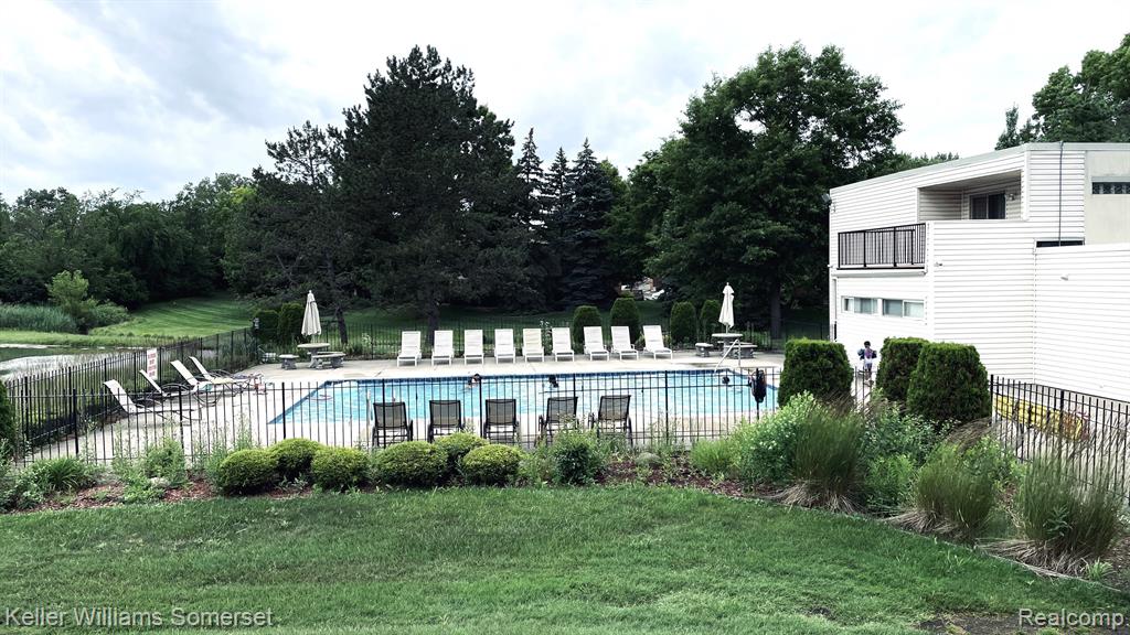 3914 OLD CREEK Road, Troy, MI 48084 — Photo 16