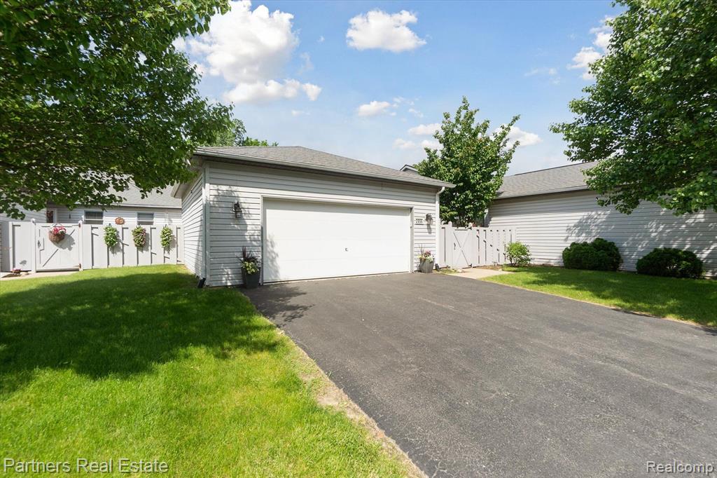 2956 W Telluride, Brighton, MI 48114 — Photo 3