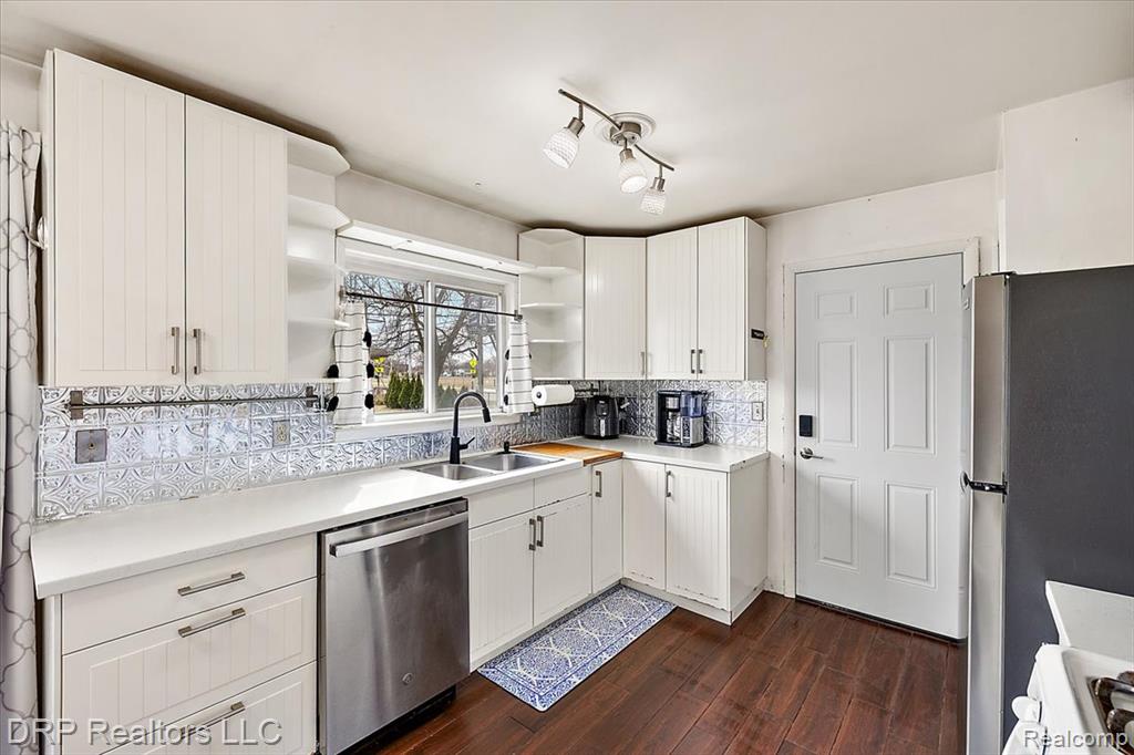 44012 Carrnation Drive, Sterling Heights, MI 48313 — Photo 14