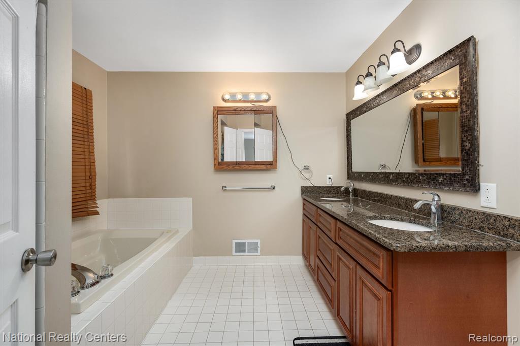 51569 PINEWOOD Drive, Macomb, MI 48042 — Photo 28