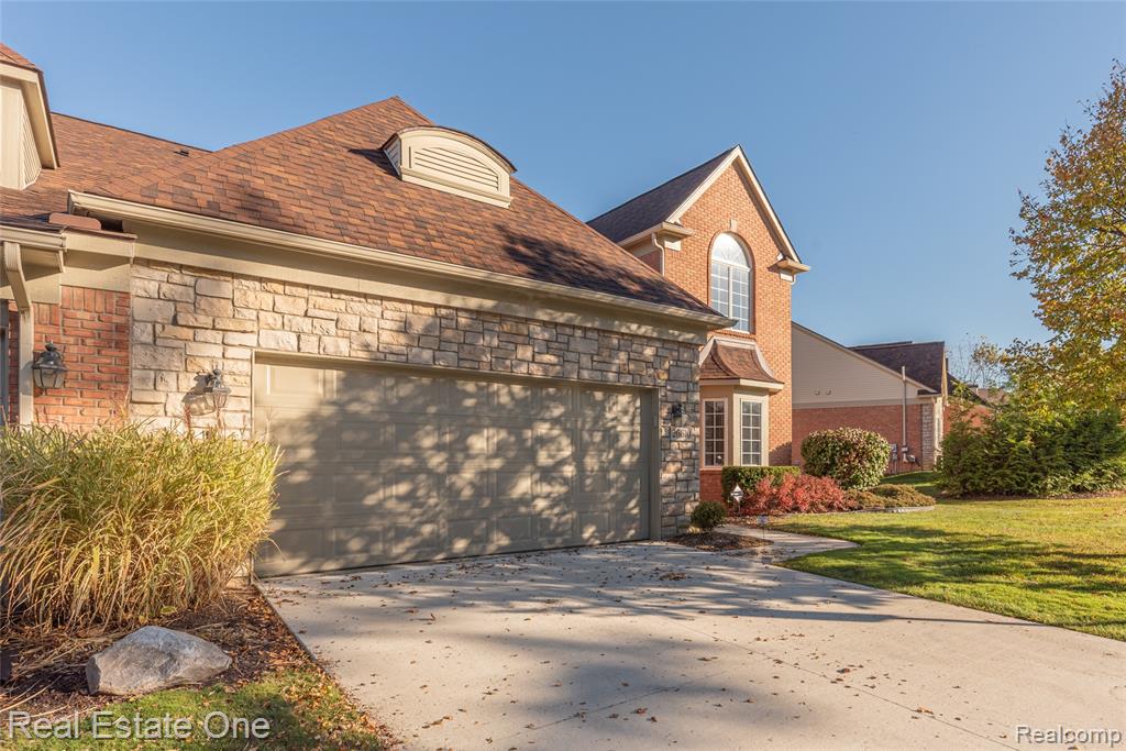 26610 Valhalla Drive, Farmington Hills, MI 48331 — Photo 2