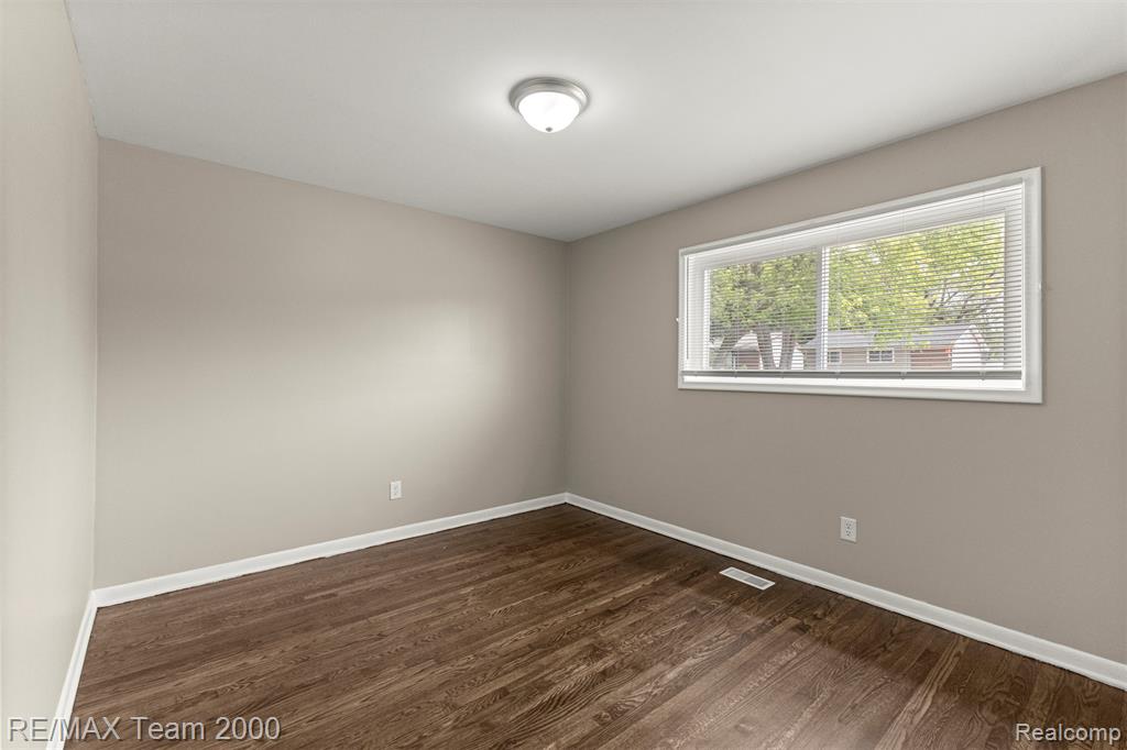 4652 Raymond Avenue, Dearborn Heights, MI 48125 — Photo 18