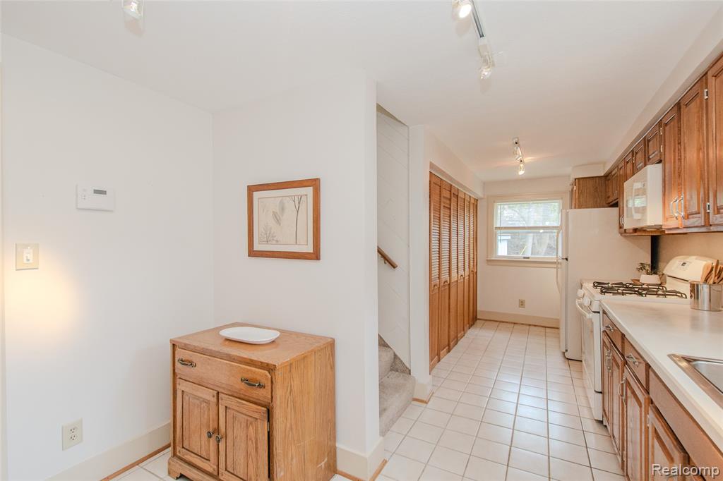 927 N Maple Avenue, Royal Oak, MI 48067 — Photo 39