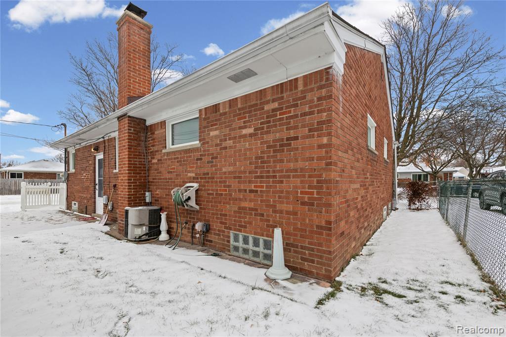 1069 Chippewa Street, Mount Clemens, MI 48043 — Photo 6
