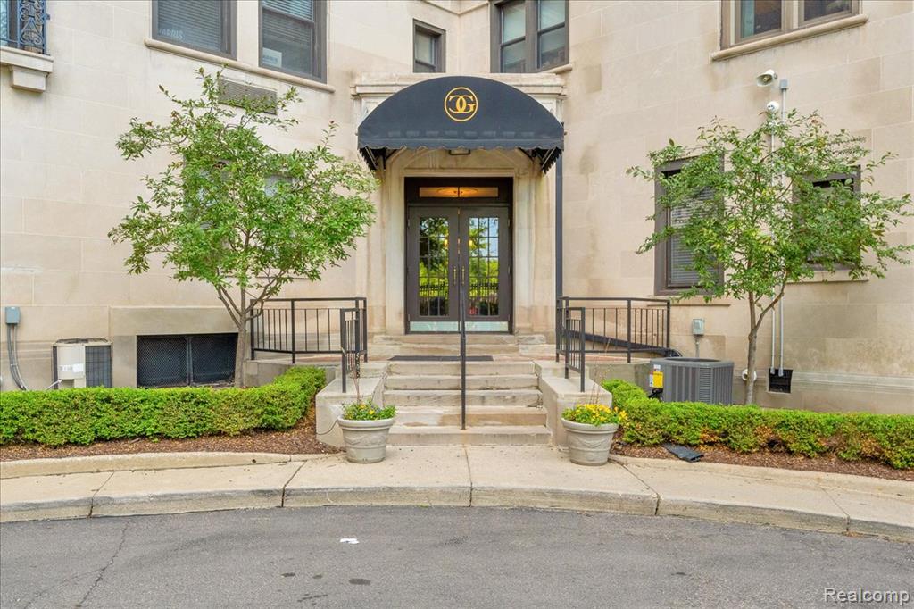 2900 E Jefferson Avenue - Photo 2