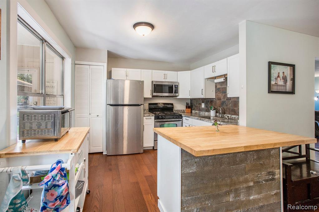 44601 ALBERT Drive, Plymouth, MI 48170 — Photo 11