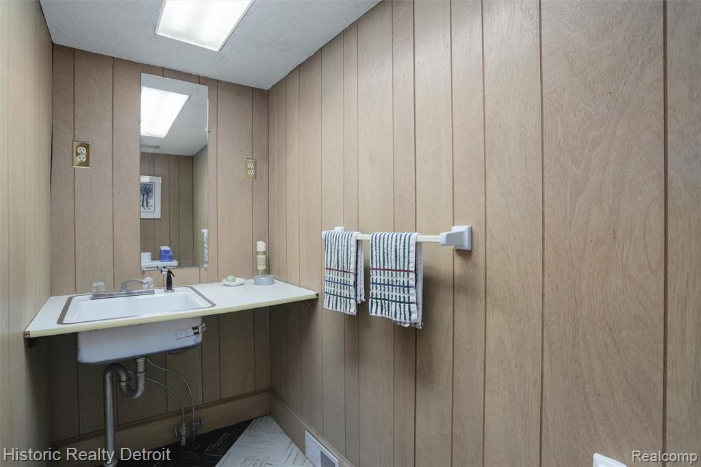 1027 Burns Street, Detroit, MI 48214 — Photo 46