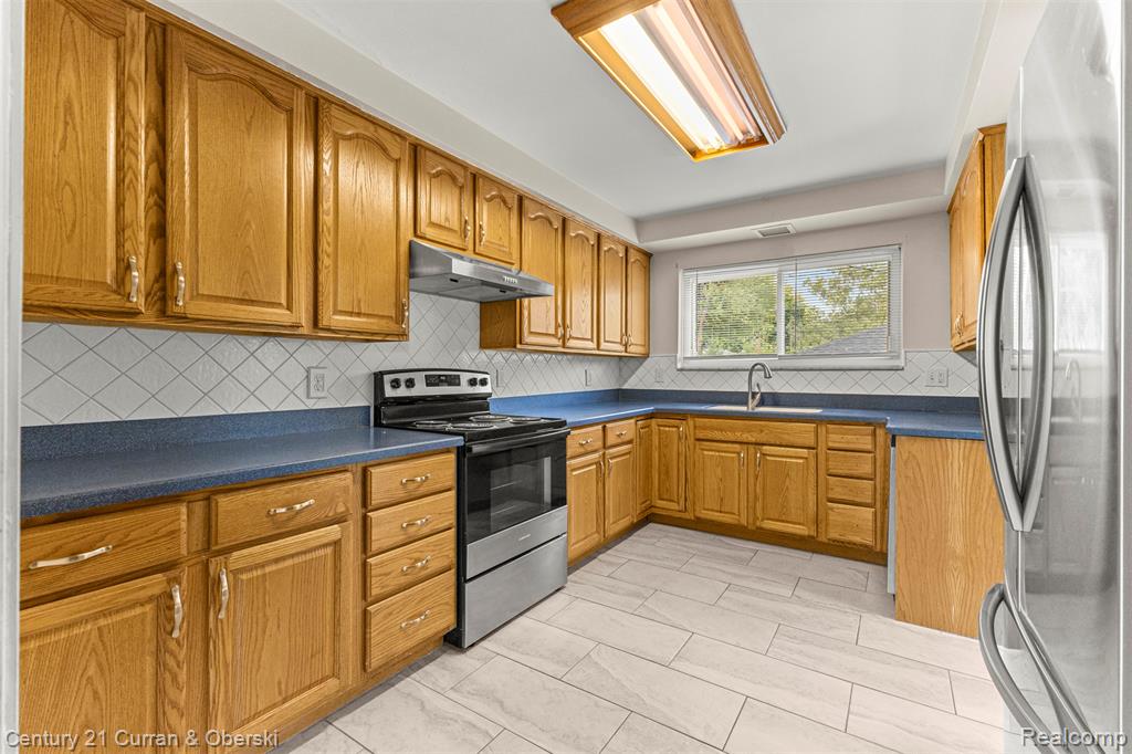 6701 ROSEMARY Street, Dearborn Heights, MI 48127 — Photo 4