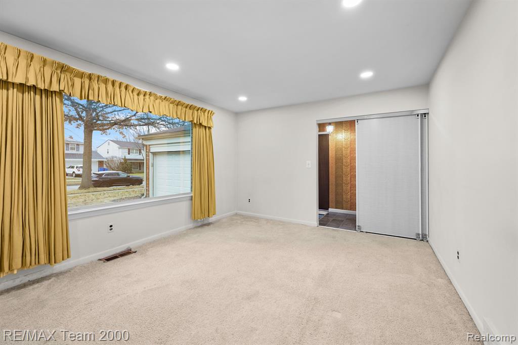 625 CENTRALIA Street, Dearborn Heights, MI 48127 — Photo 9