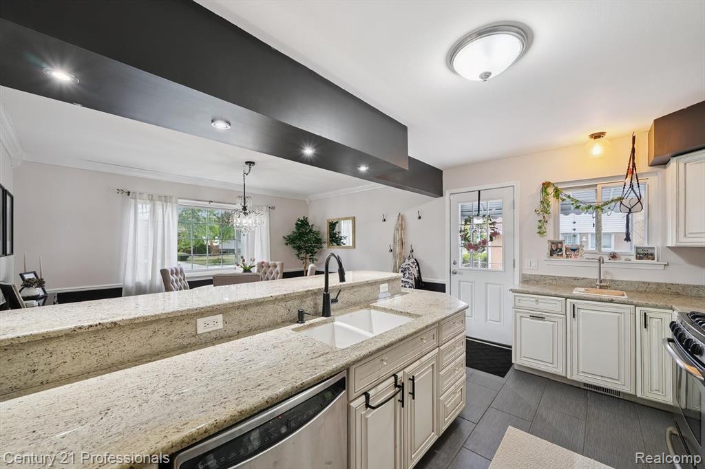 9024 Hubbard Street, Livonia, MI 48150 — Photo 14