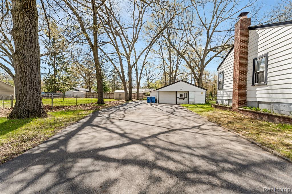 5711 Crescent Road, Waterford, MI 48327 — Photo 4