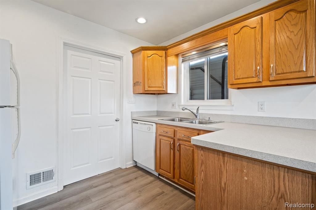 7256 Deering Street, Westland, MI — Photo 12