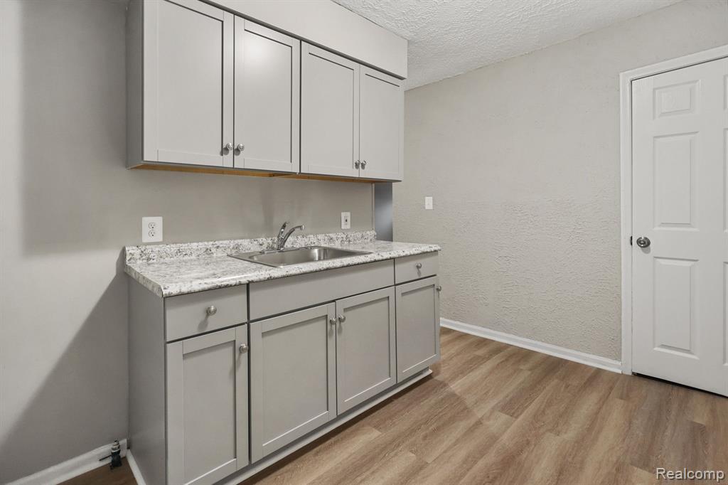8499 MEADOW Avenue, Warren, MI 48089 — Photo 4