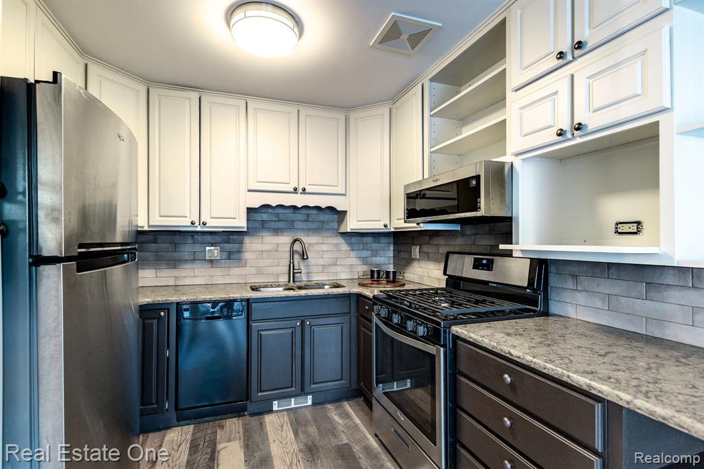 1882 NEWPORTE CT, 242, Royal Oak, MI 48073 — Photo 10