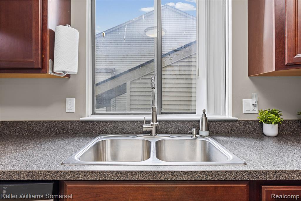20745 Indian Creek Drive, Farmington Hills, MI 48335 — Photo 18