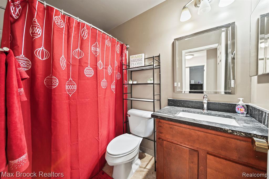 8673 EDGEWATER Lane, Warren, MI 48093 — Photo 10