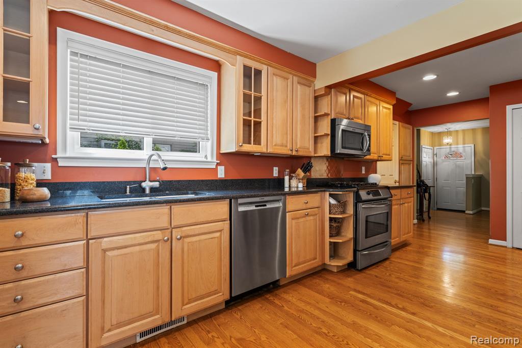 10065 Hart Avenue, Huntington Woods, MI — Photo 11