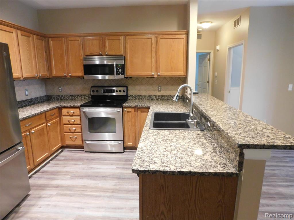 5589 Twin Oaks Drive, Sterling Heights, MI 48314 — Photo 13