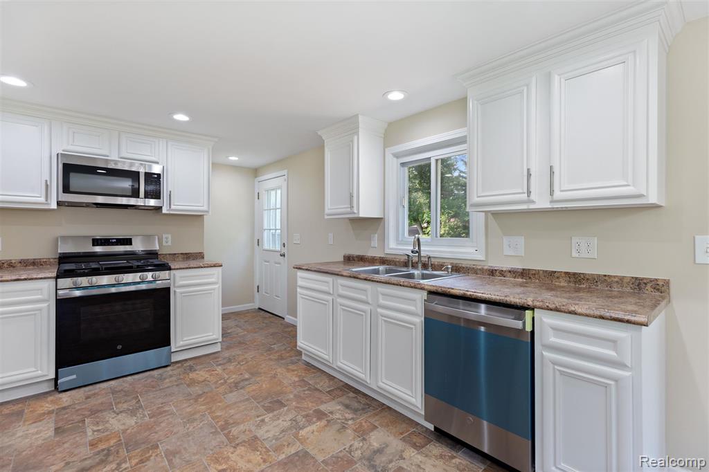 60859 Eyster Road, Rochester, MI 48306 — Photo 11